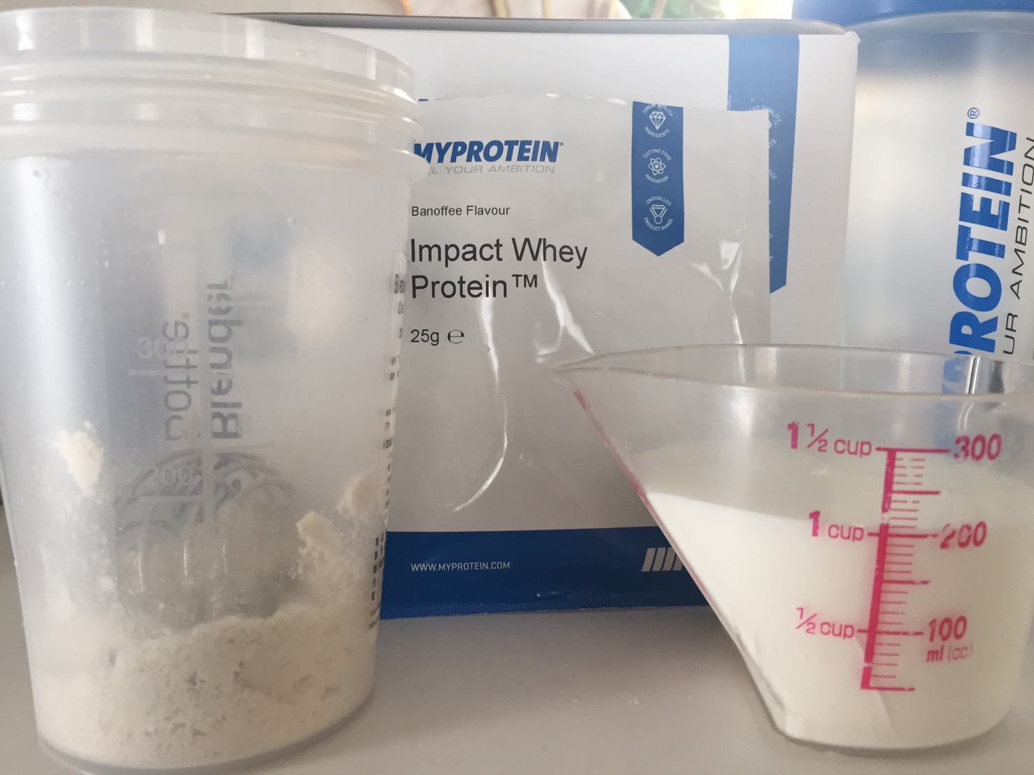 【WPC】Impactホエイプロテイン「Banoffee（バノフィー味）」を200mlの牛乳に溶かします。