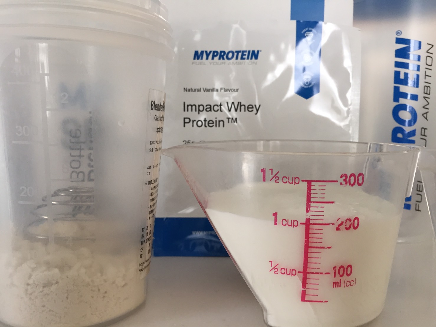 【WPC】Impactホエイプロテイン「Natural Vanilla（ナチュラルバニラ味）」を200mlの牛乳に溶かします。