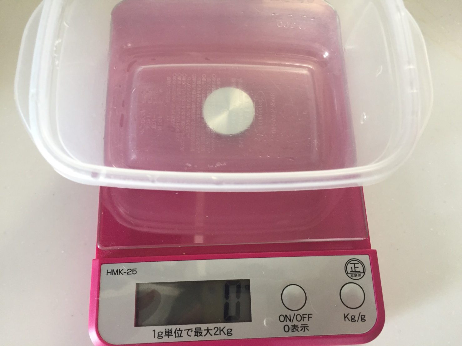 1g単位で測れる測りにスプーン1杯分のプロテインを入れる準備をします。