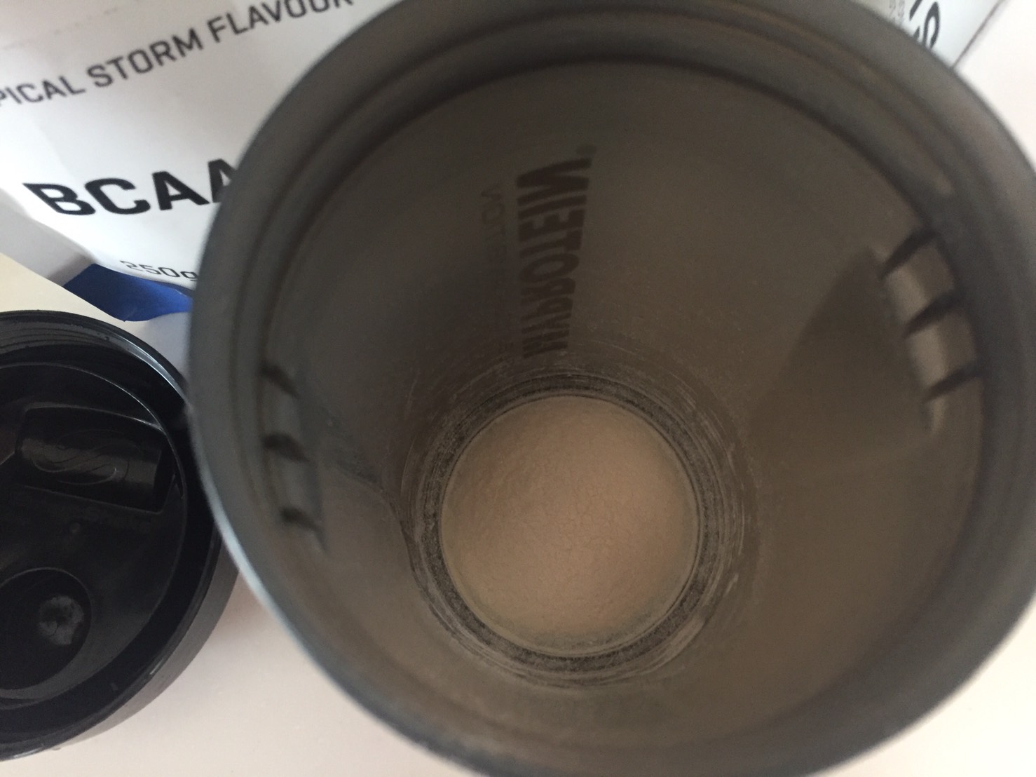 シェイカーにBCAAを入れて、ジムに持っていきます。