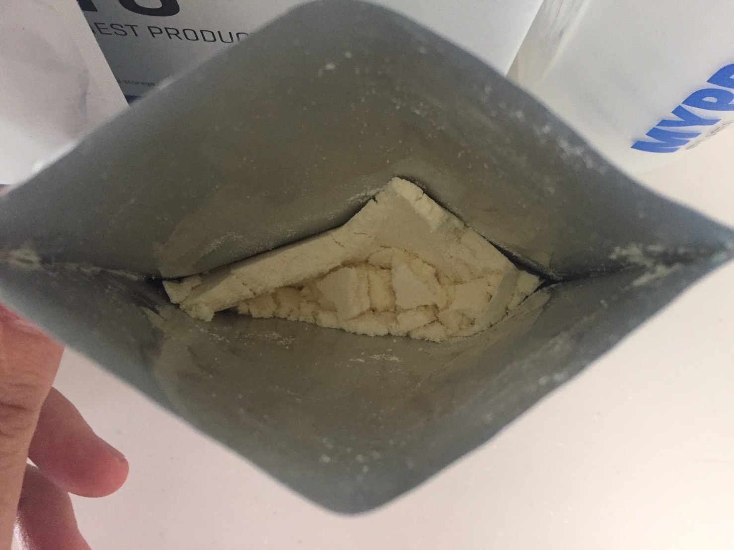 パッケージを開けた様子。ほんのり黄色です。