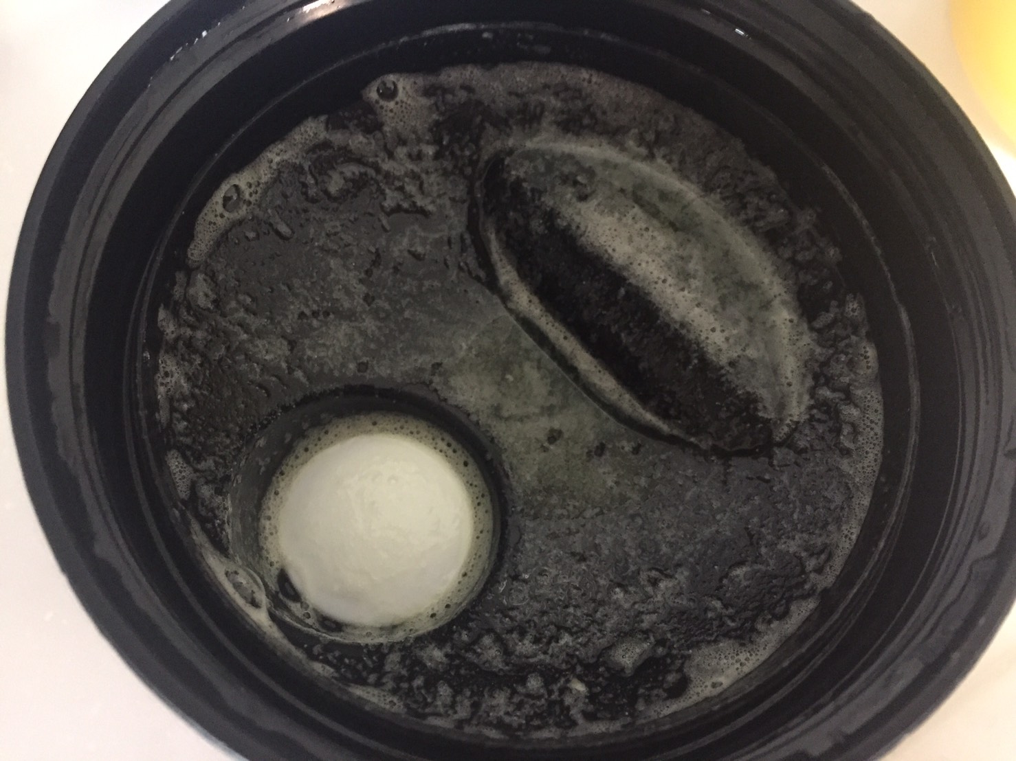 蓋側はこんな感じです。泡が確認できます。