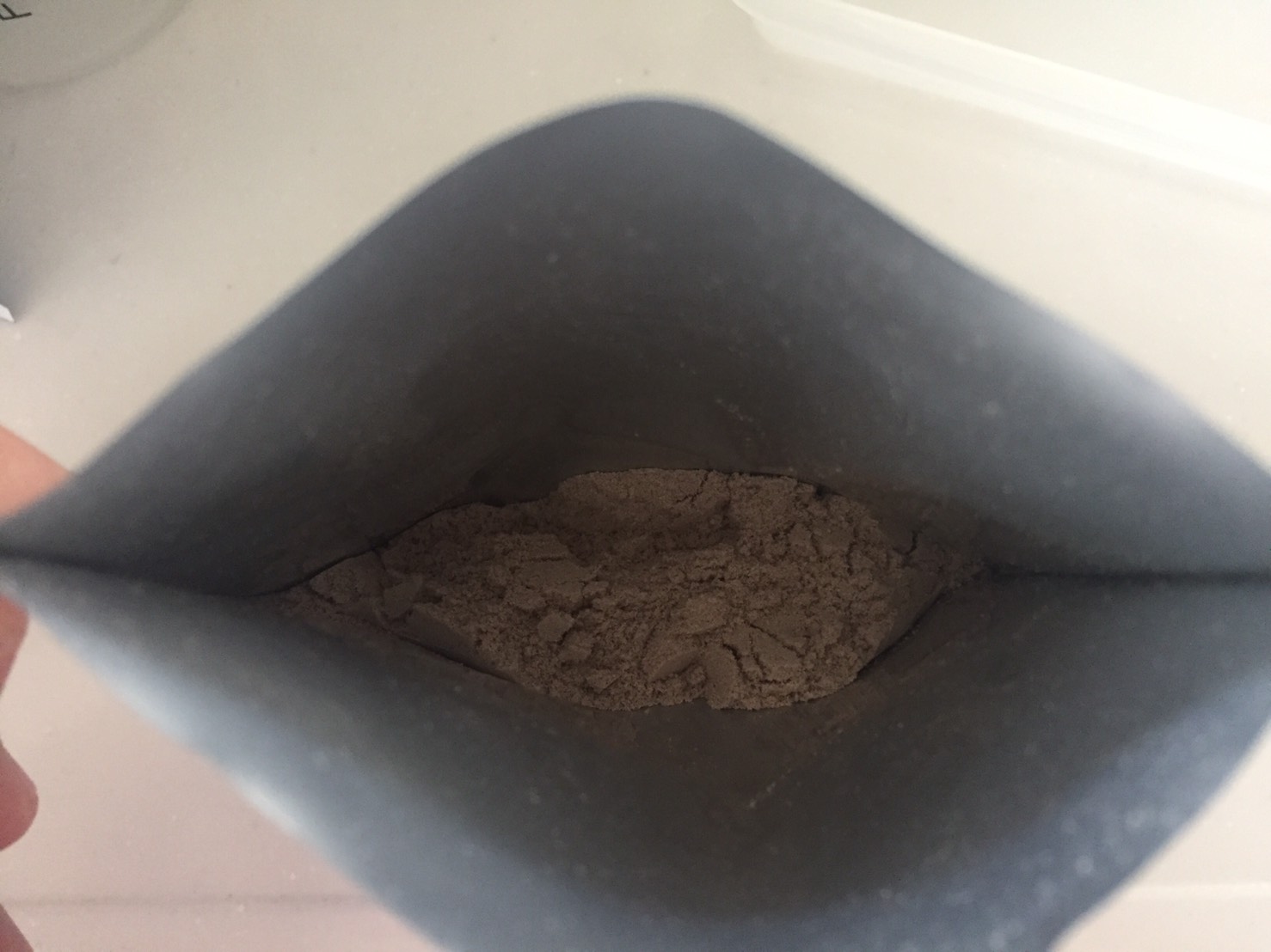 パッケージを開封した様子。チョコレートの匂いが漂います。