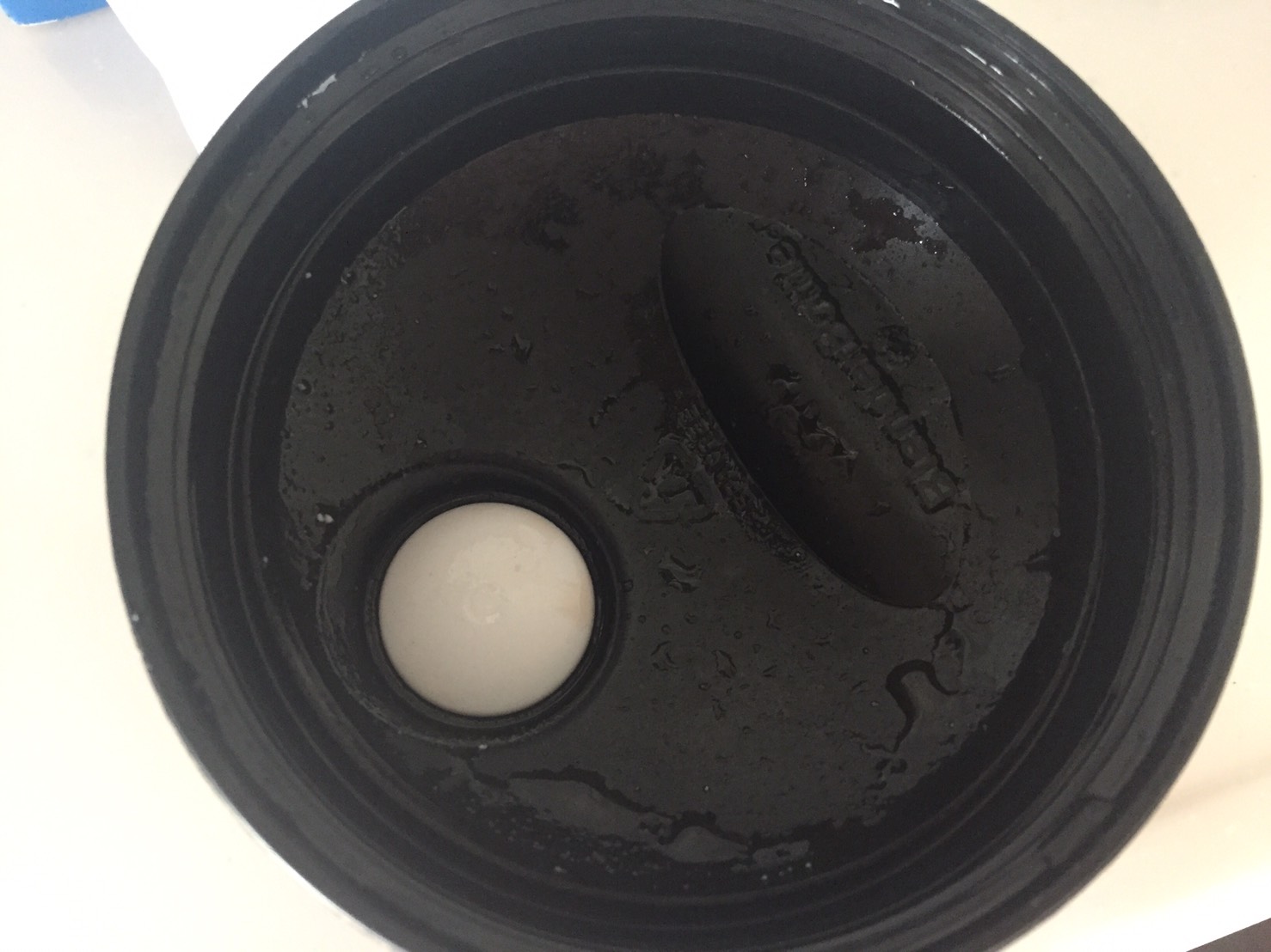 飲み終えた蓋の様子。サラサラしています。