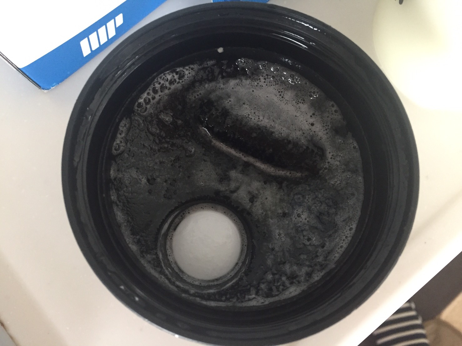 蓋はこんな感じ。泡が気になります。