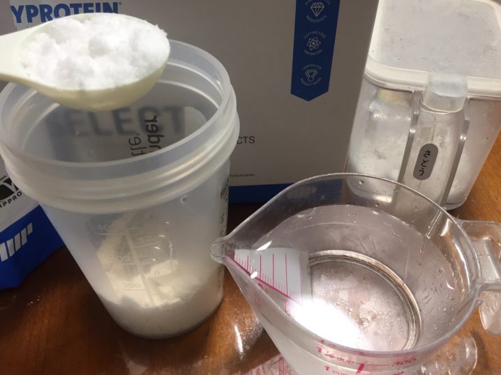水250ml+ホエイプロテイン30g+砂糖適量