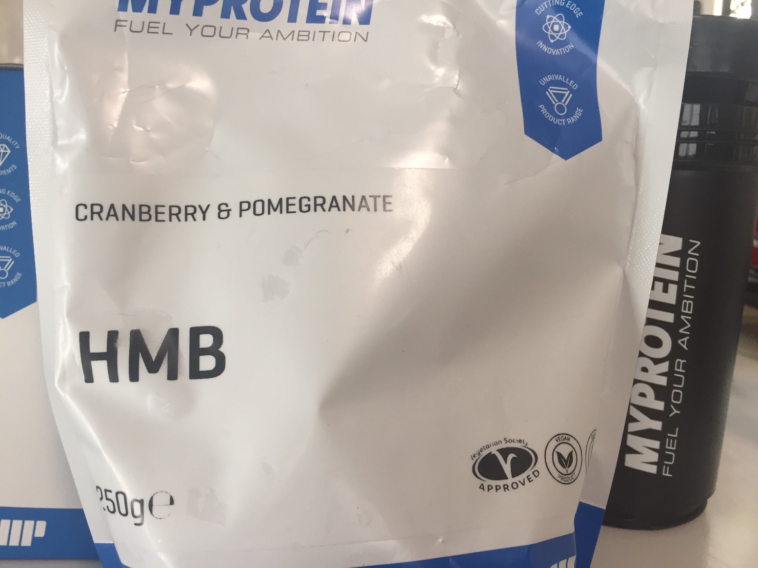マイプロテインのHMBパウダー「CRANBERRY＆POMEGRANATE（クランベリー＆ザクロ味）」のパッケージの様子