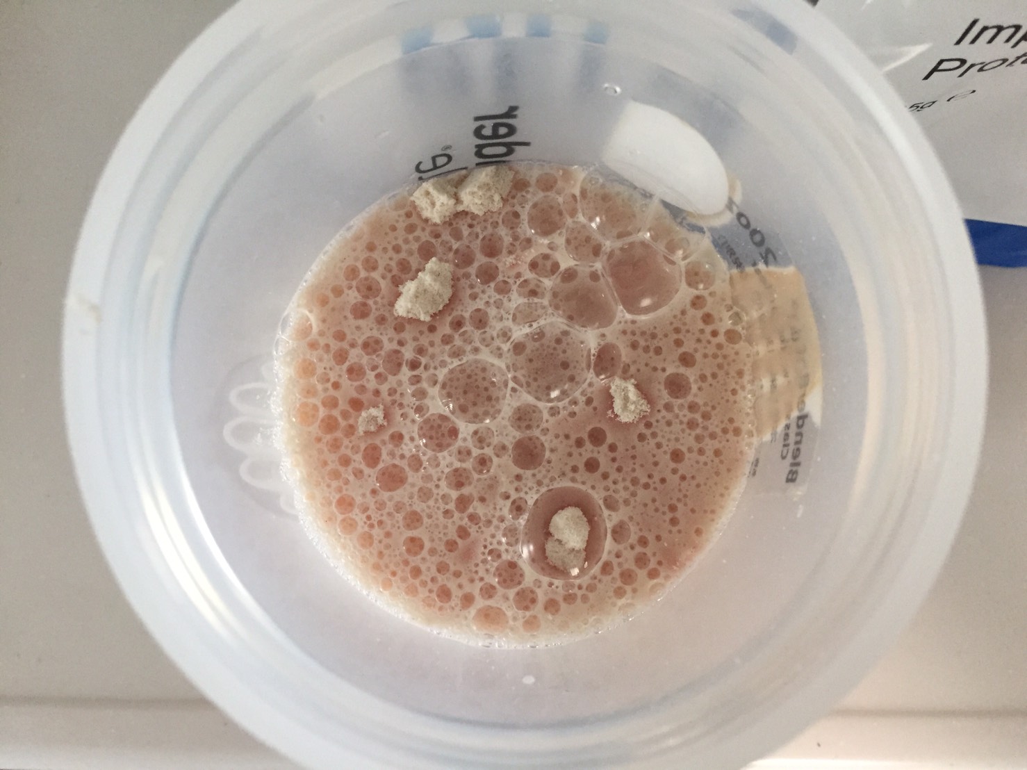 バニラ&ラズベリー味に水を注いだ様子