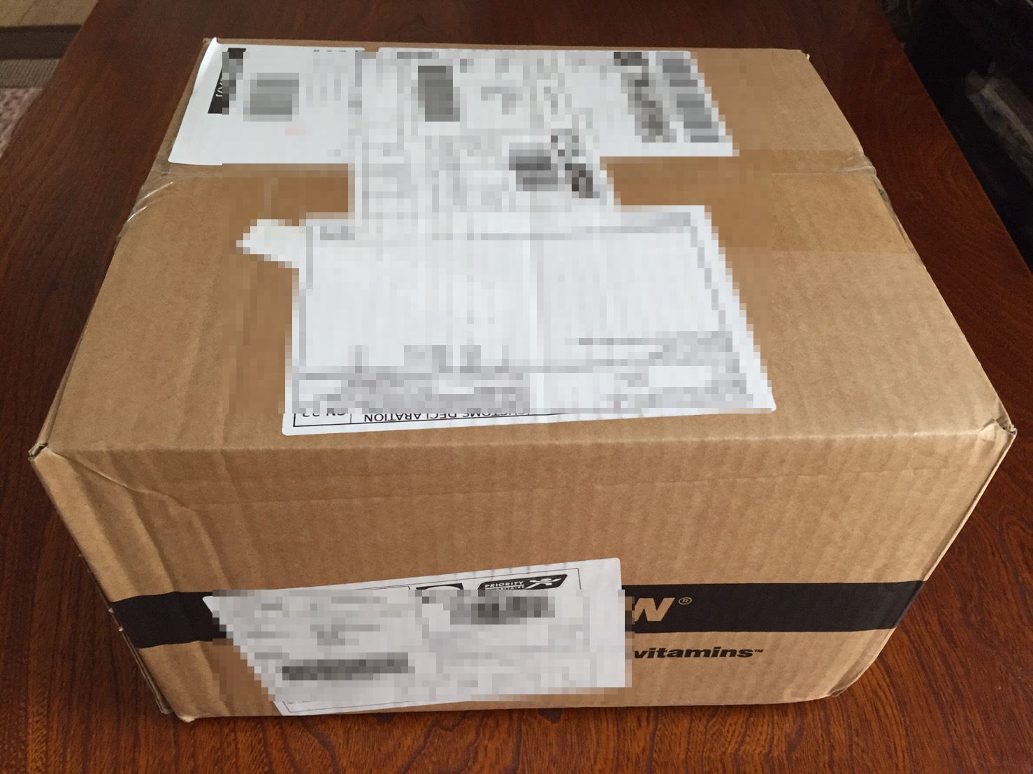 今回届いた段ボールは一回り小さいサイズでした。