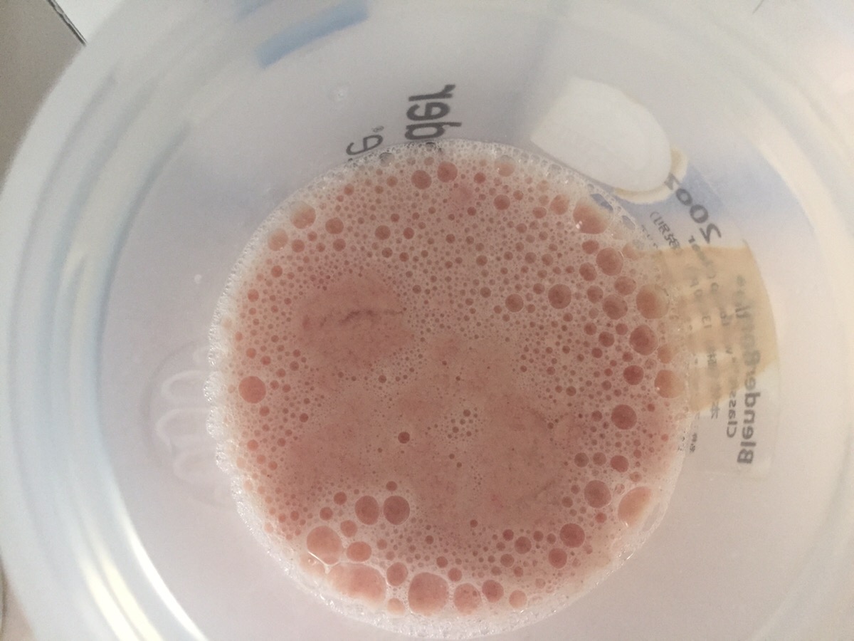 Strawberry Cream(ストロベリークリーム味)に水を注いだ様子