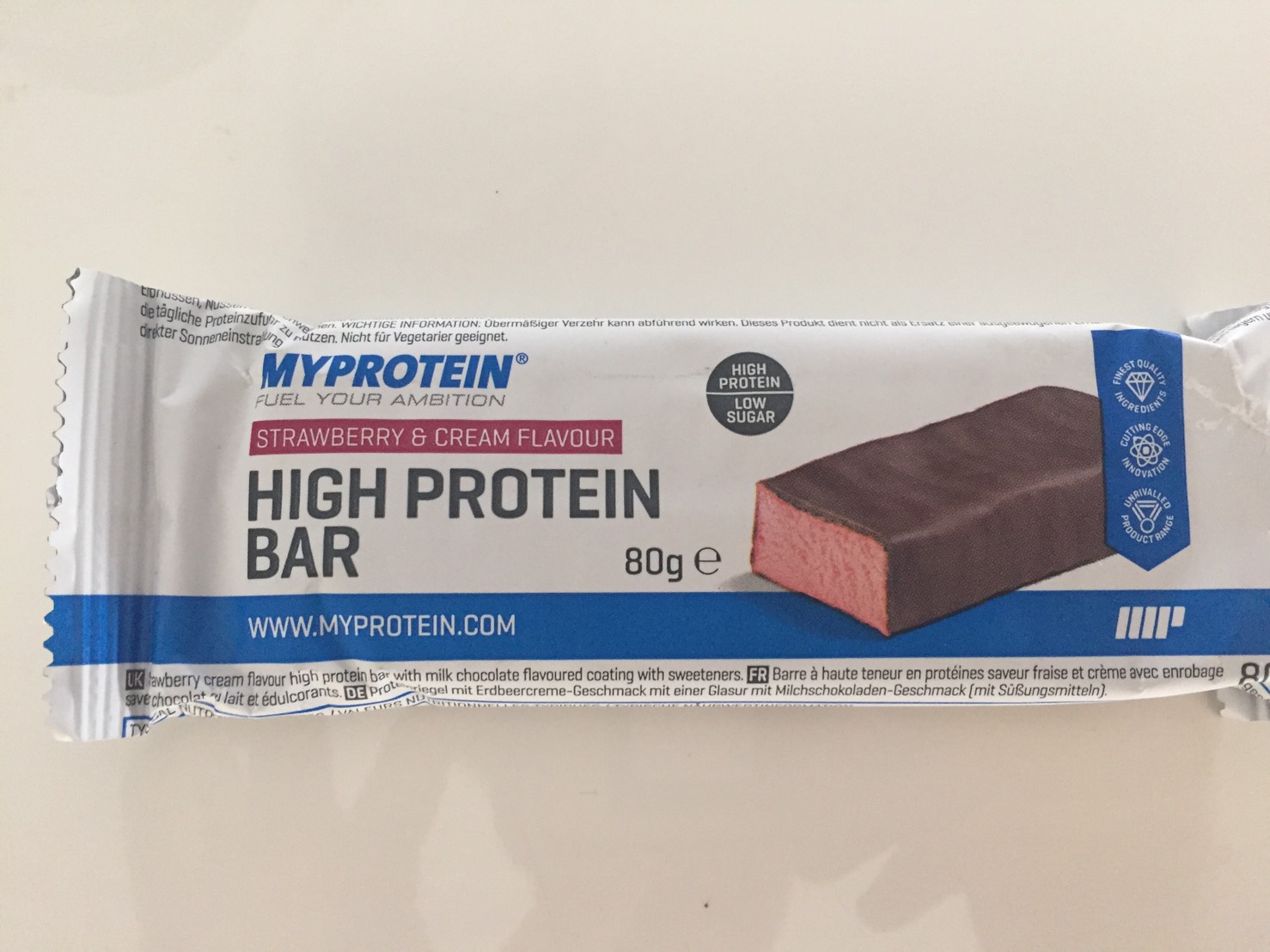 高タンパク質バー(High Protein Bar)「STRAWBERRY&CREAM FLAVOUR(ストロベリー&クリーム味)」の成分表