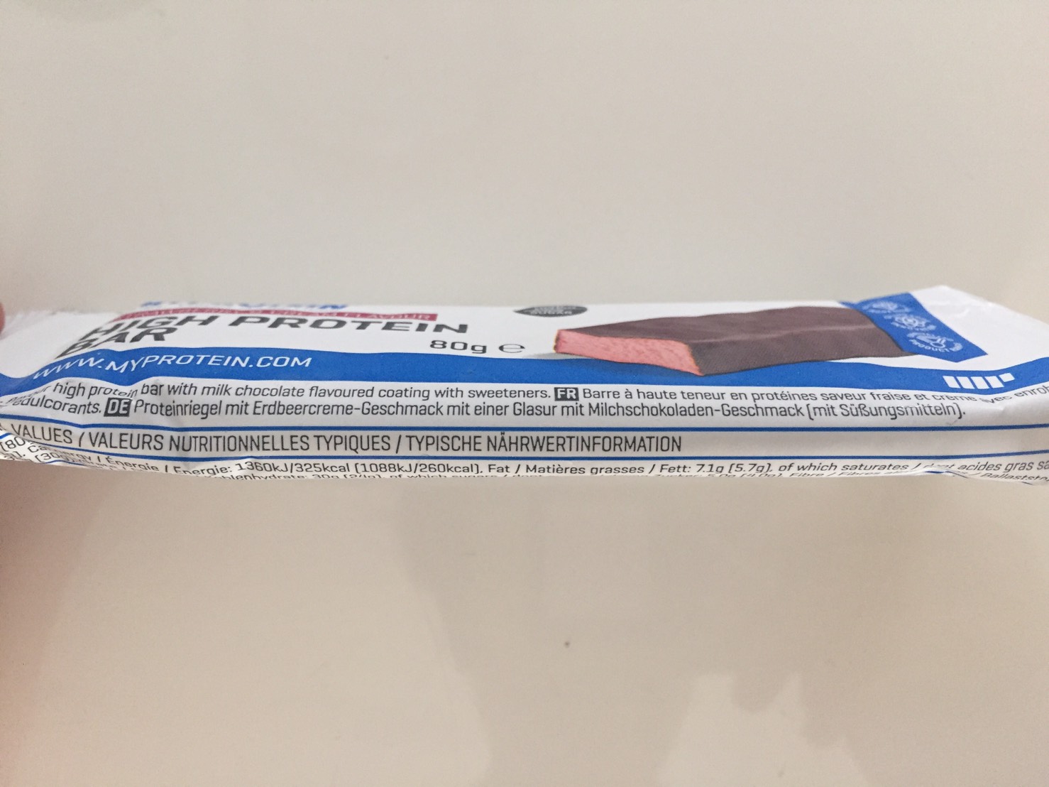高タンパク質バー(High Protein Bar)「STRAWBERRY&CREAM FLAVOUR(ストロベリー&クリーム味)」のパッケージ