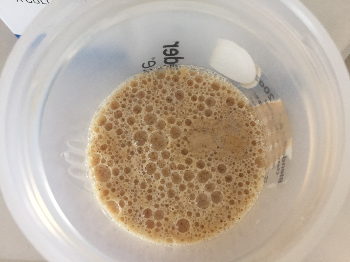 Golden Syrup(ゴールデンシロップ味)に水を注いだ直後の様子