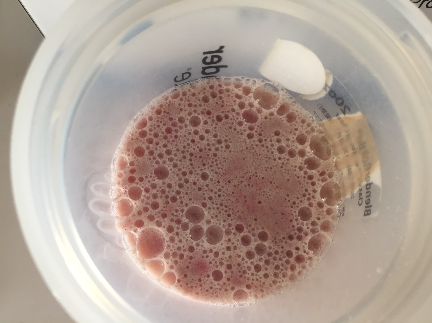 Blueberry Flavour(ブルーベリー味)を溶かした様子