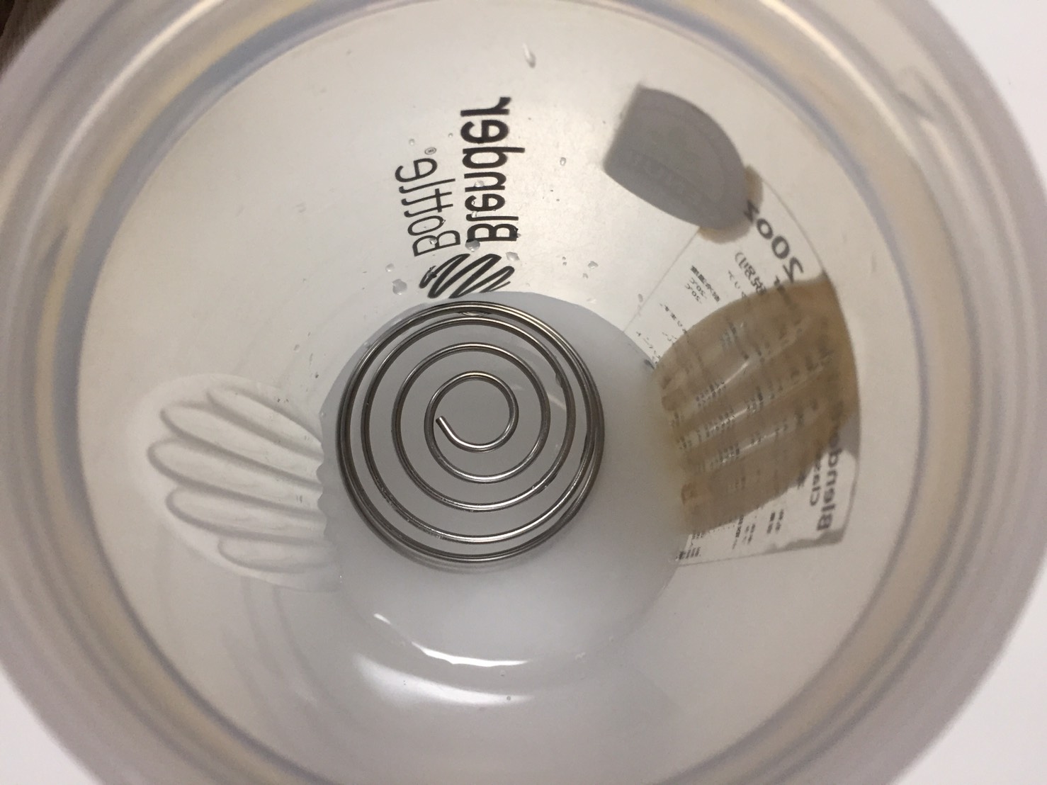 グルタミンに水を注いだ直後の様子