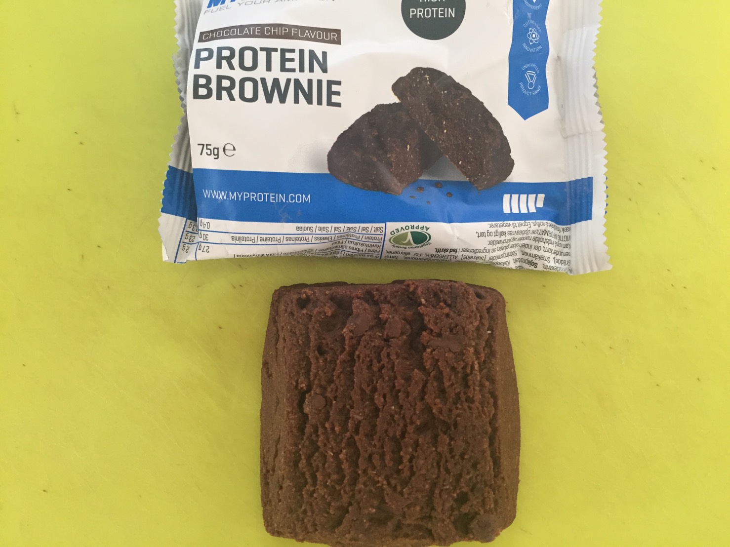 プロテイン・ブラウニー（Protein Brownie）「CHOCOLATE CHIP FLAVOUR（チョコレート味）」の様子