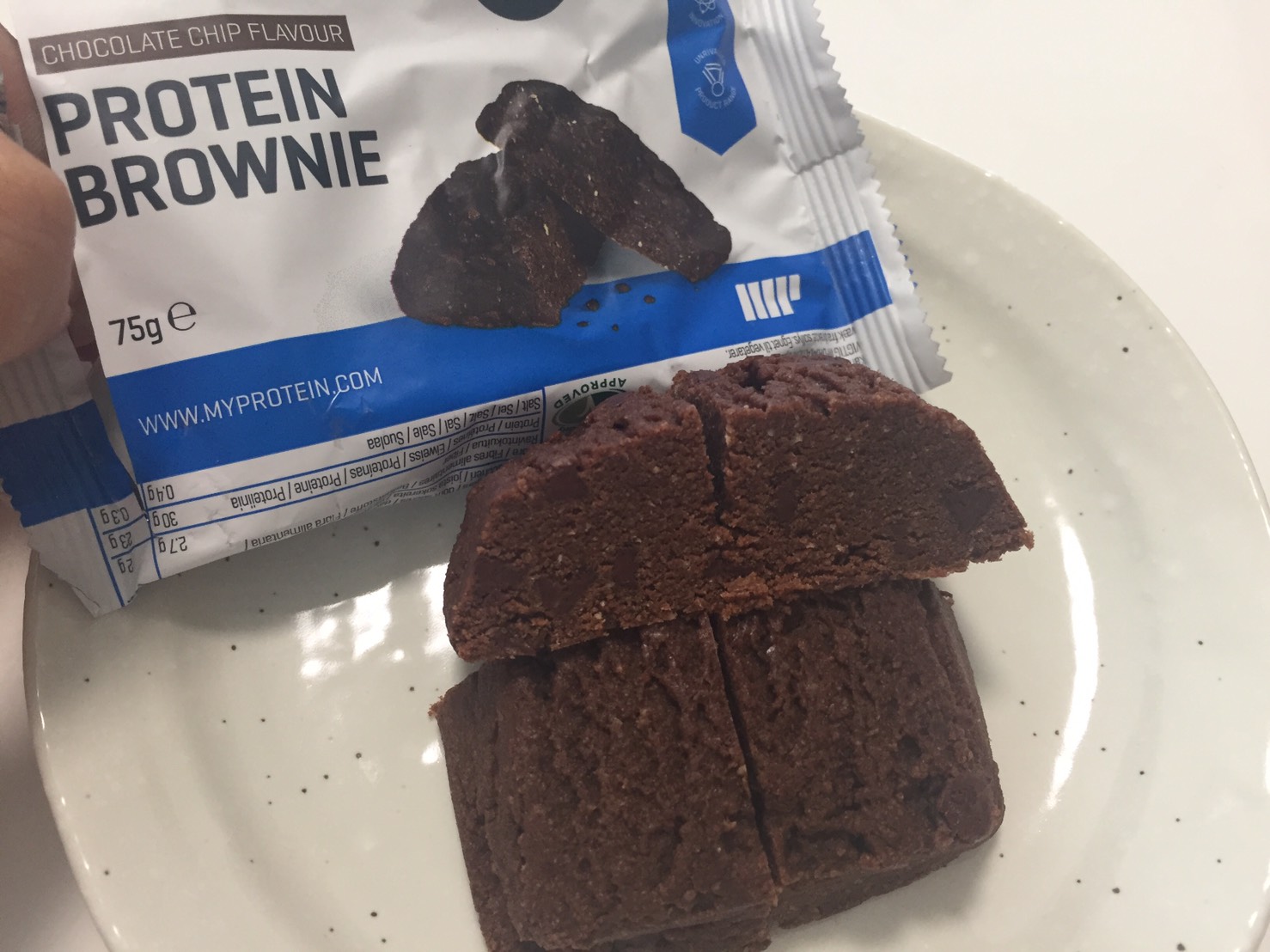 プロテイン・ブラウニー（Protein Brownie）「CHOCOLATE CHIP FLAVOUR（チョコレート味）」の断面