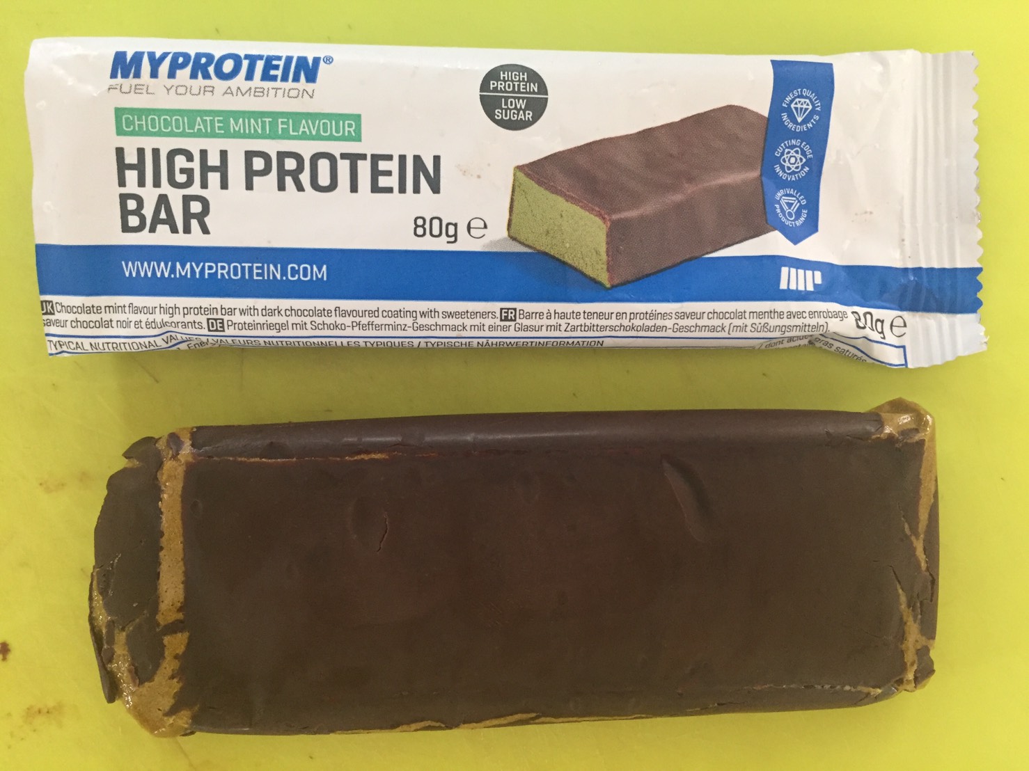ハイプロテインバー（High Protein Bar）「CHOCOLATE MINT FLAVOUR（チョコミント味）」を開封した様子