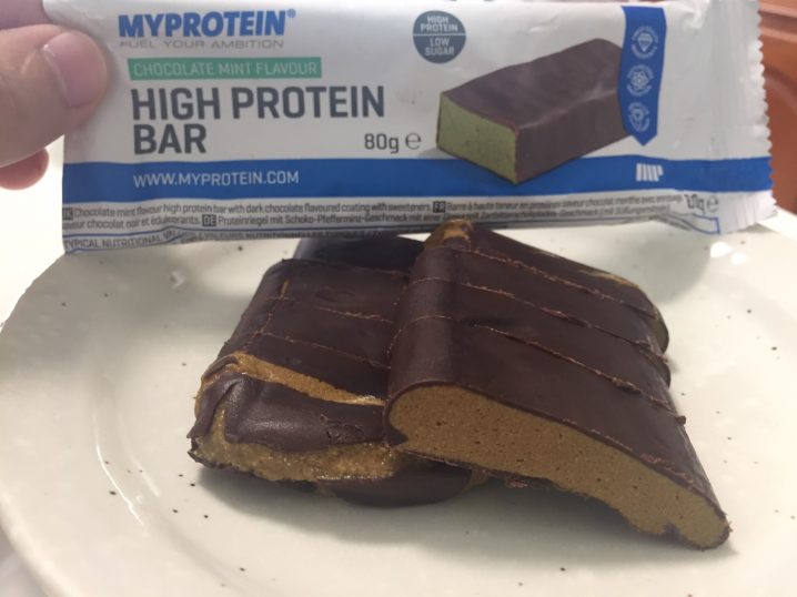 ハイプロテインバー(High Protein Bar)「CHOCOLATE MINT FLAVOUR(チョコミント味)」の断面の様子