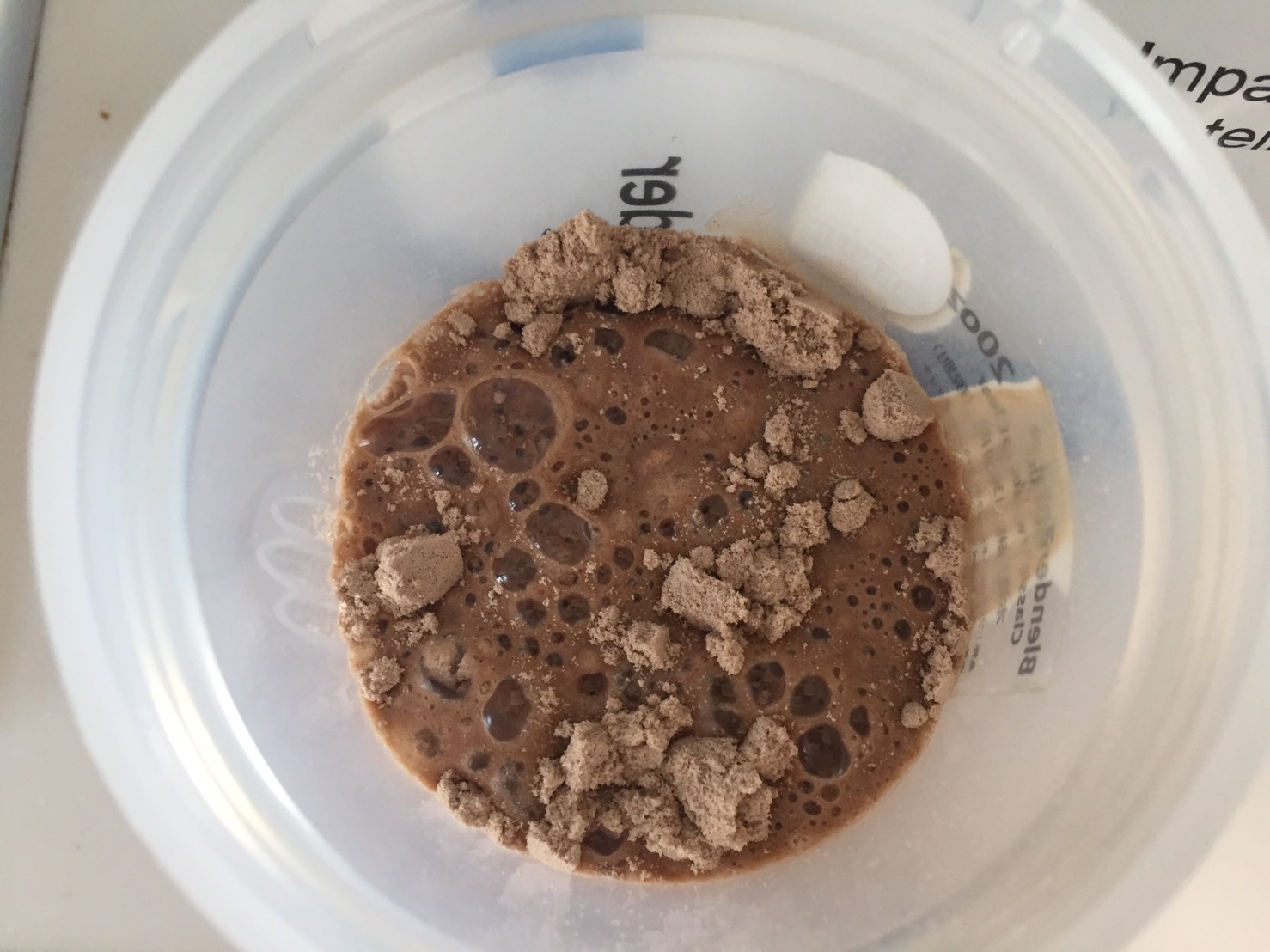 Chocolate Peanut Butter Flavour(チョコレートピーナッツバター味)に水を注いだ様子