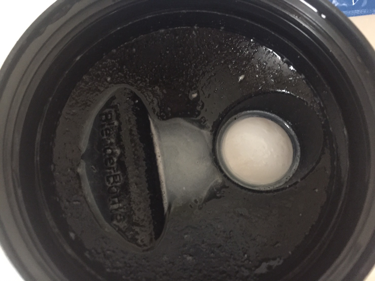 Vanilla Flavour(バニラ味)を溶かした様子(蓋側)