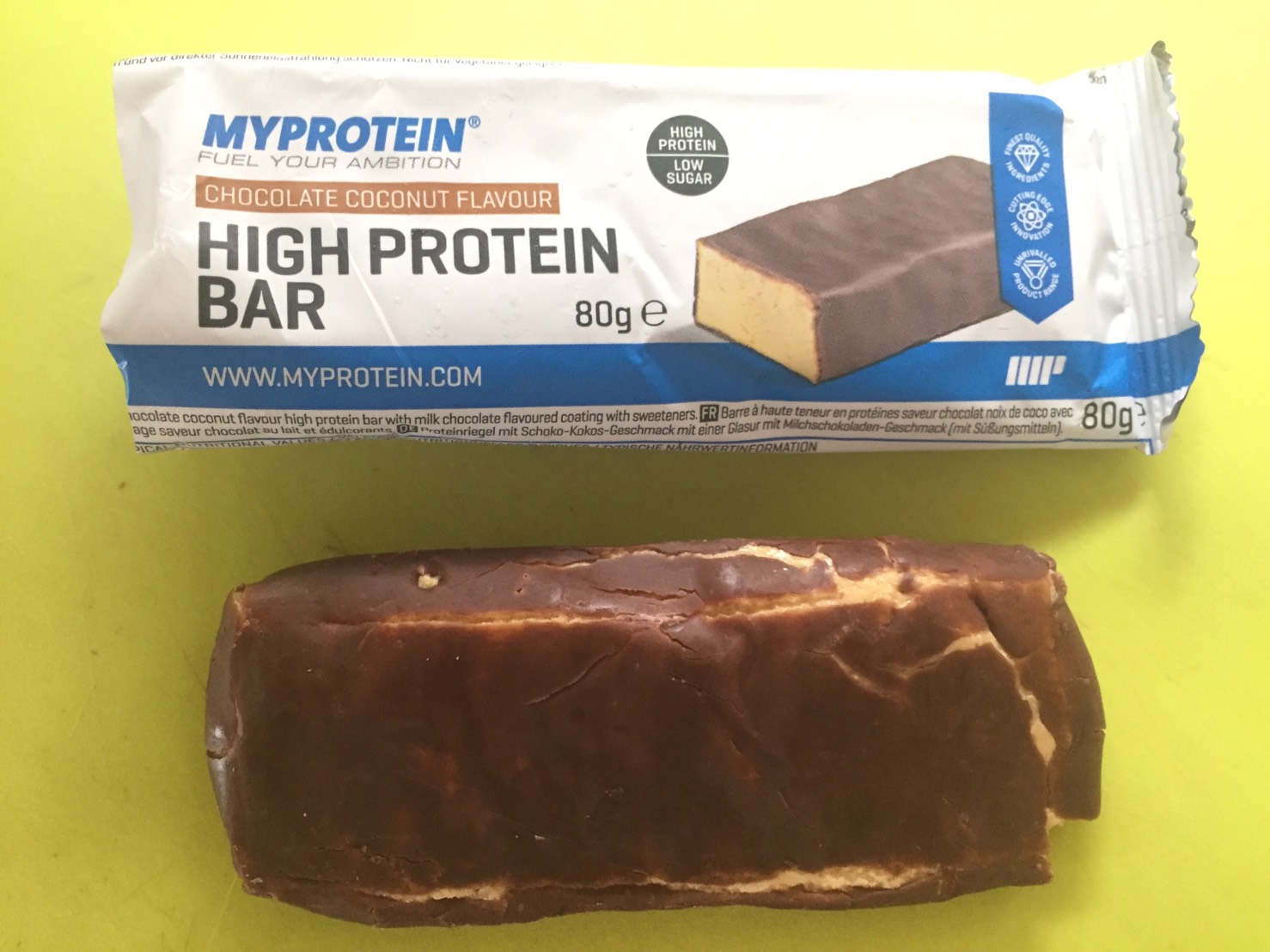 ハイプロテインバー（High Protein Bar）「CHOCOLATE COCONUT FLAVOUR（チョコレートココナッツ味）」を開封した様子