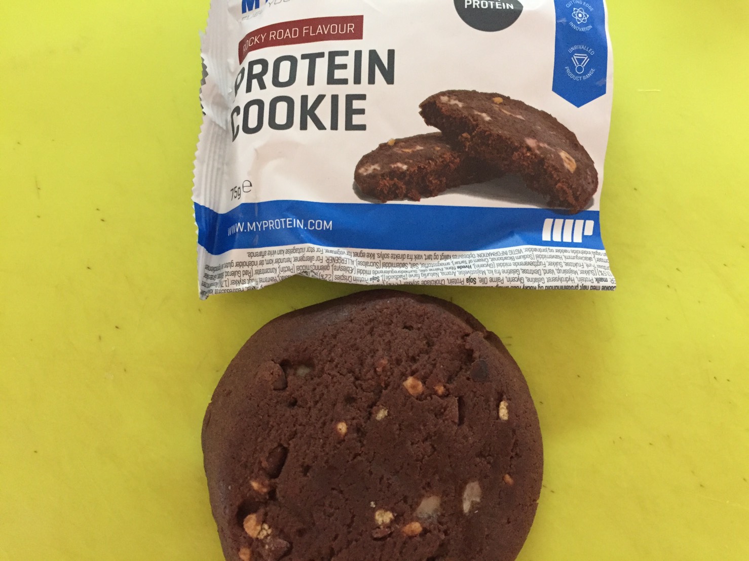 プロテインクッキー「ROCKY ROAD FLAVOUR(ロッキーロード味)」を開封した様子