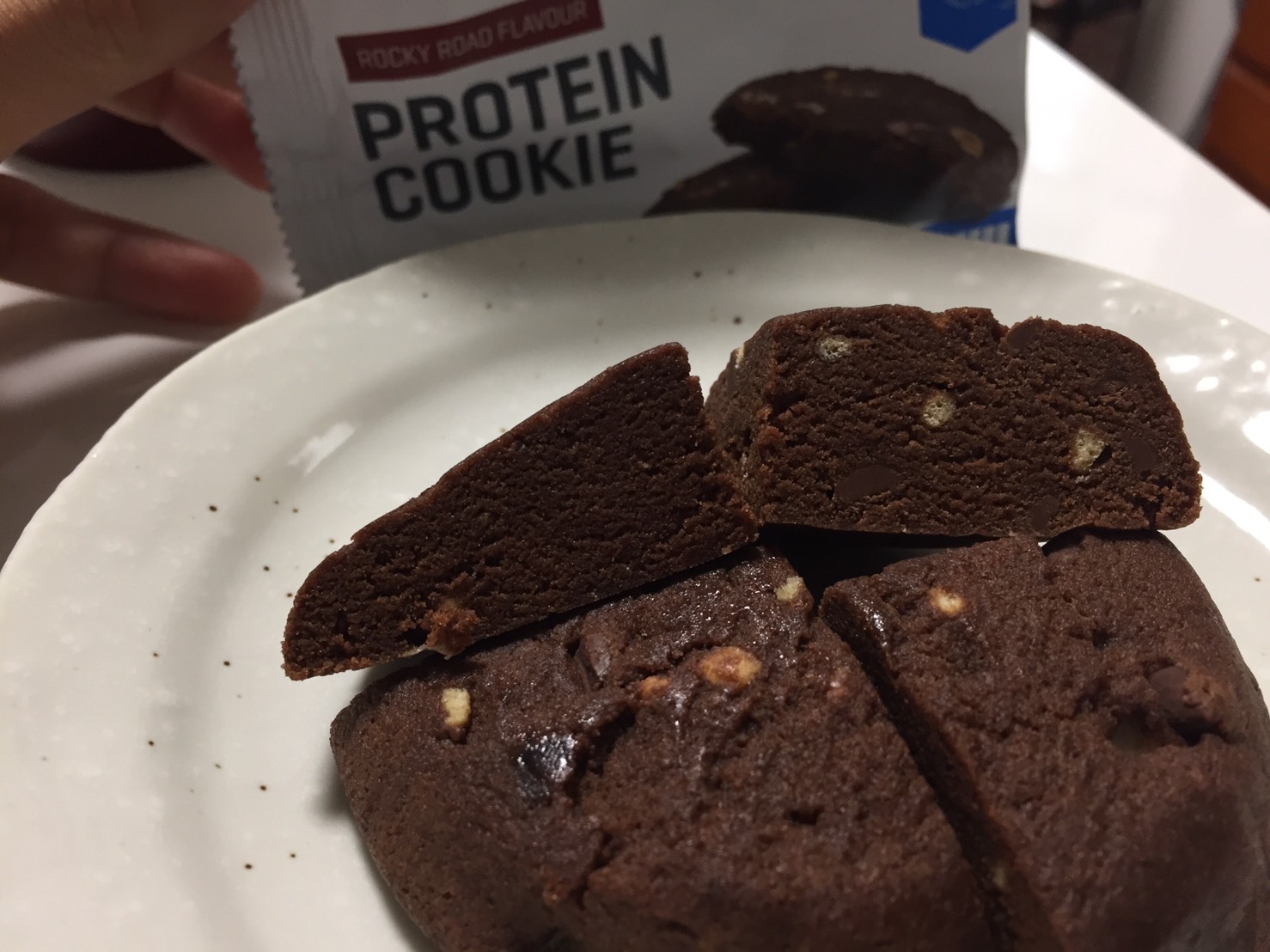 プロテインクッキー「ROCKY ROAD FLAVOUR(ロッキーロード味)」の断面の様子