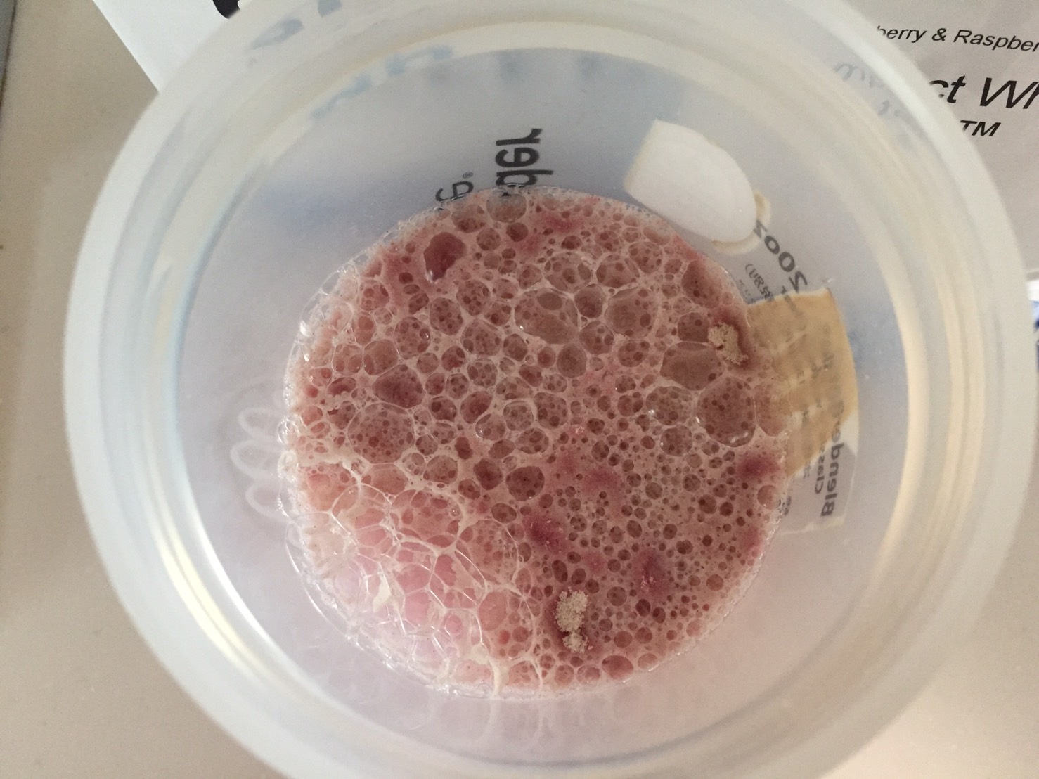 Blueberry & Raspberry Stevia Flavour(ブルーベリー&ラズベリー ステビア味)に水を注いだ様子