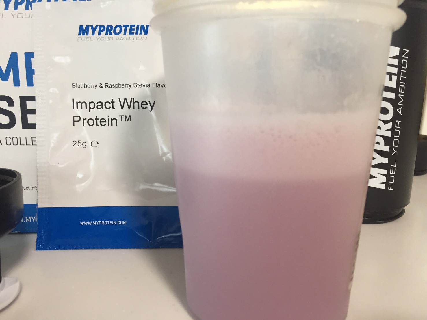 Blueberry & Raspberry Stevia Flavour(ブルーベリー&ラズベリー ステビア味)を横から撮影した様子