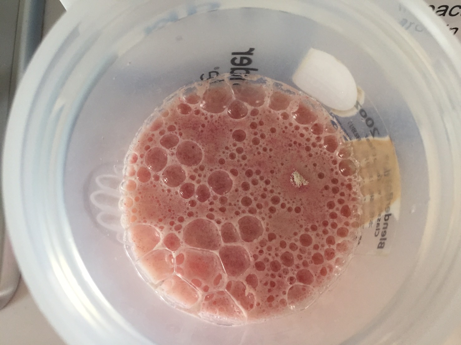 Blueberry Cheesecake Flavour(ブルーベリーチーズケーキ味)を水に溶かした様子