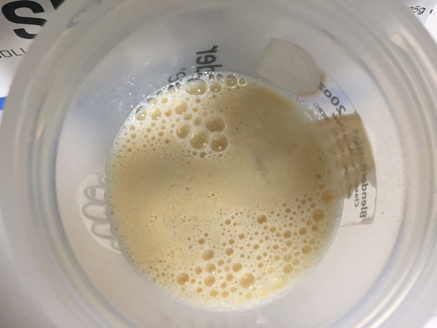 ホワイトチョコレート味に水を注いだ様子