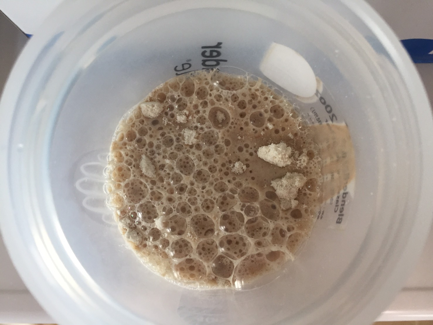 Salted Caramel Flavour(塩キャラメル味)を水に溶かした様子