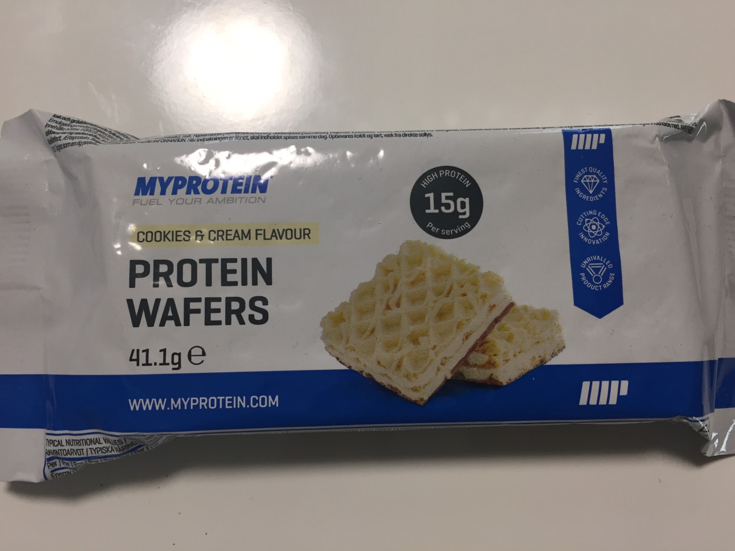 「プロテインウエハース(PROTEIN WAFERS)」、COOKIES & CREAM FLAVOUR(クッキークリーム味)の成分表