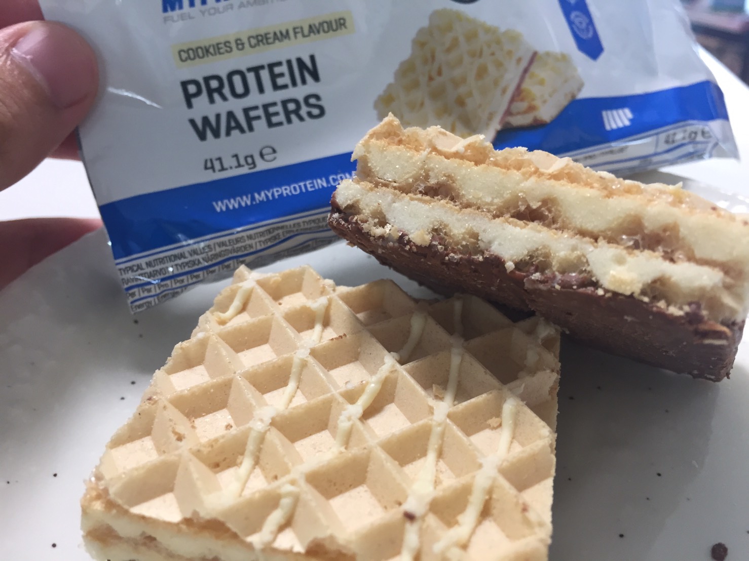 「プロテインウエハース(PROTEIN WAFERS)」、COOKIES & CREAM FLAVOUR(クッキークリーム味)を開封した様子