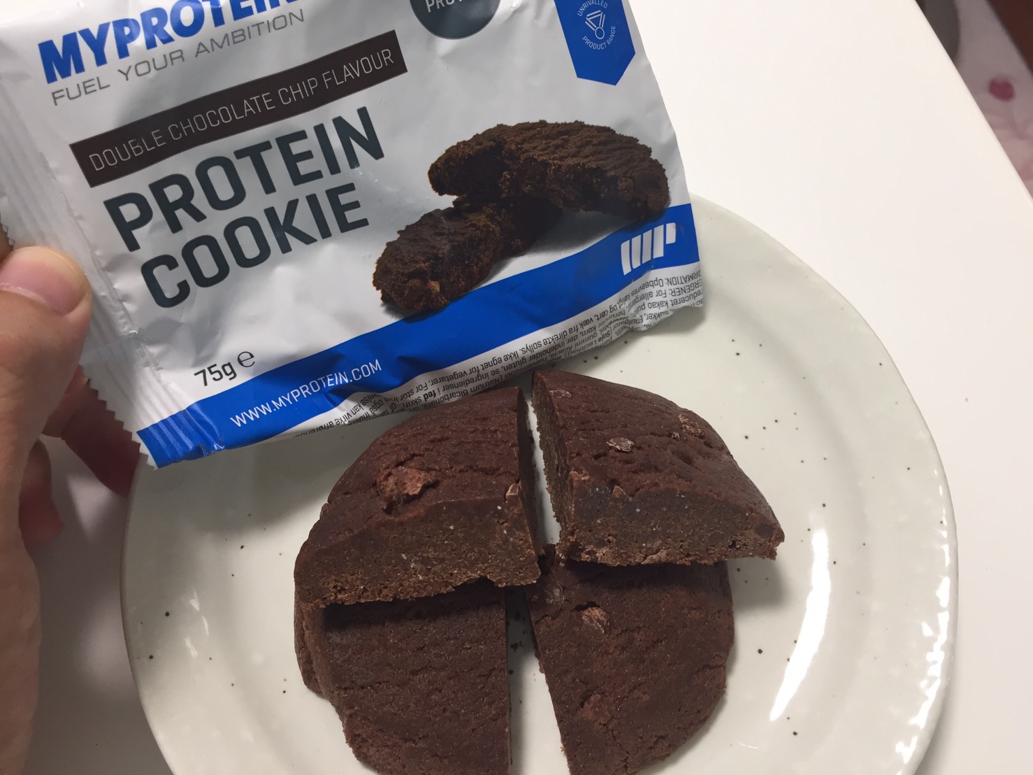 プロテインクッキー「DOUBLE CHOCOLATE CHIP FLAVOUR(ダブルチョコレートチップ味)」の断面の様子