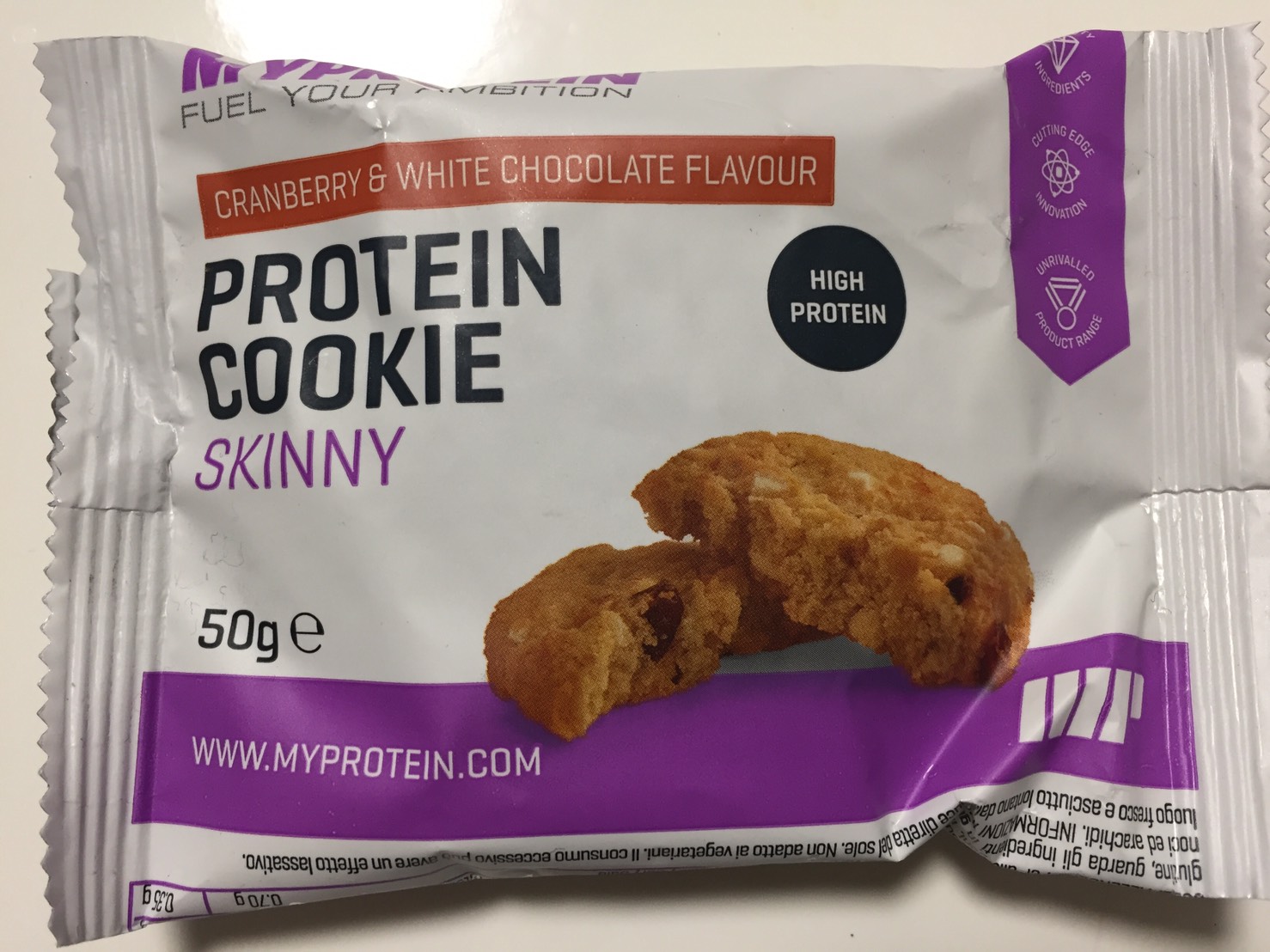 「スキニークッキー」、CRANBERRY & WHITE CHOCOLATE FLAVOUR(クランベリー&ホワイトチョコレート味)の成分表