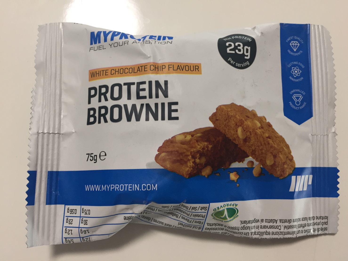 プロテイン・ブラウニー(Protein Brownie)「WHITE CHOCOLATE CHIP FLAVOUR(ホワイトチョコレートチップ味)」の成分表