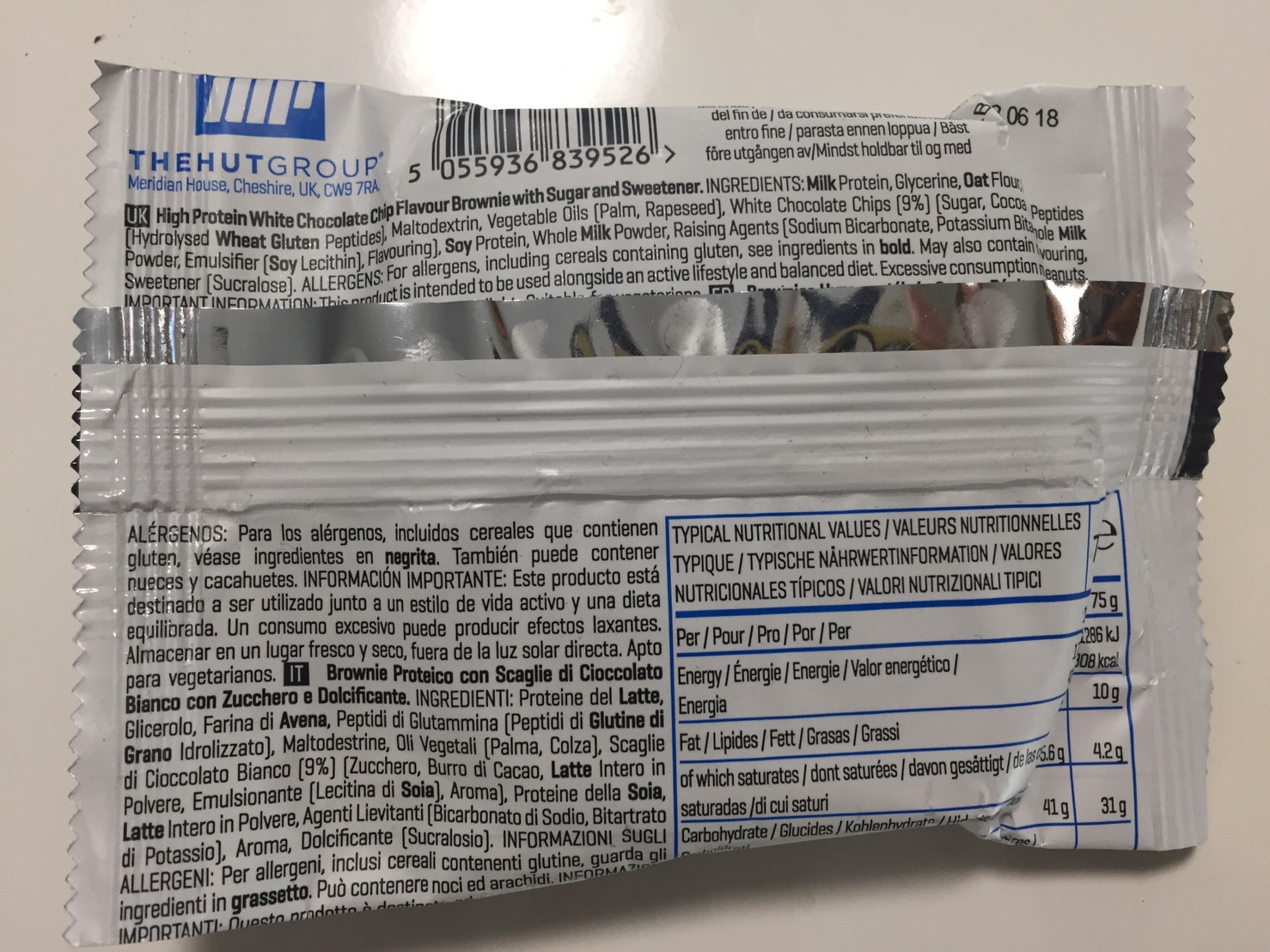 プロテイン・ブラウニー(Protein Brownie)「WHITE CHOCOLATE CHIP FLAVOUR(ホワイトチョコレートチップ味)」の成分表