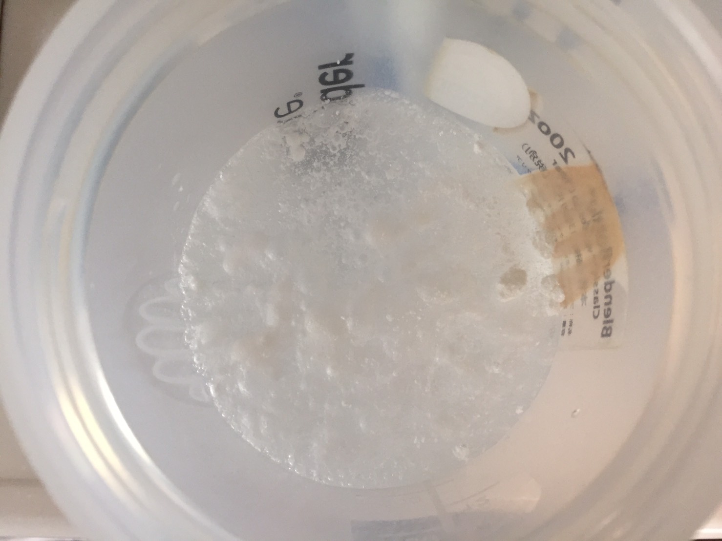 BCAA「ビターレモン味(BITTER LEMON)」に水を注いだ様子