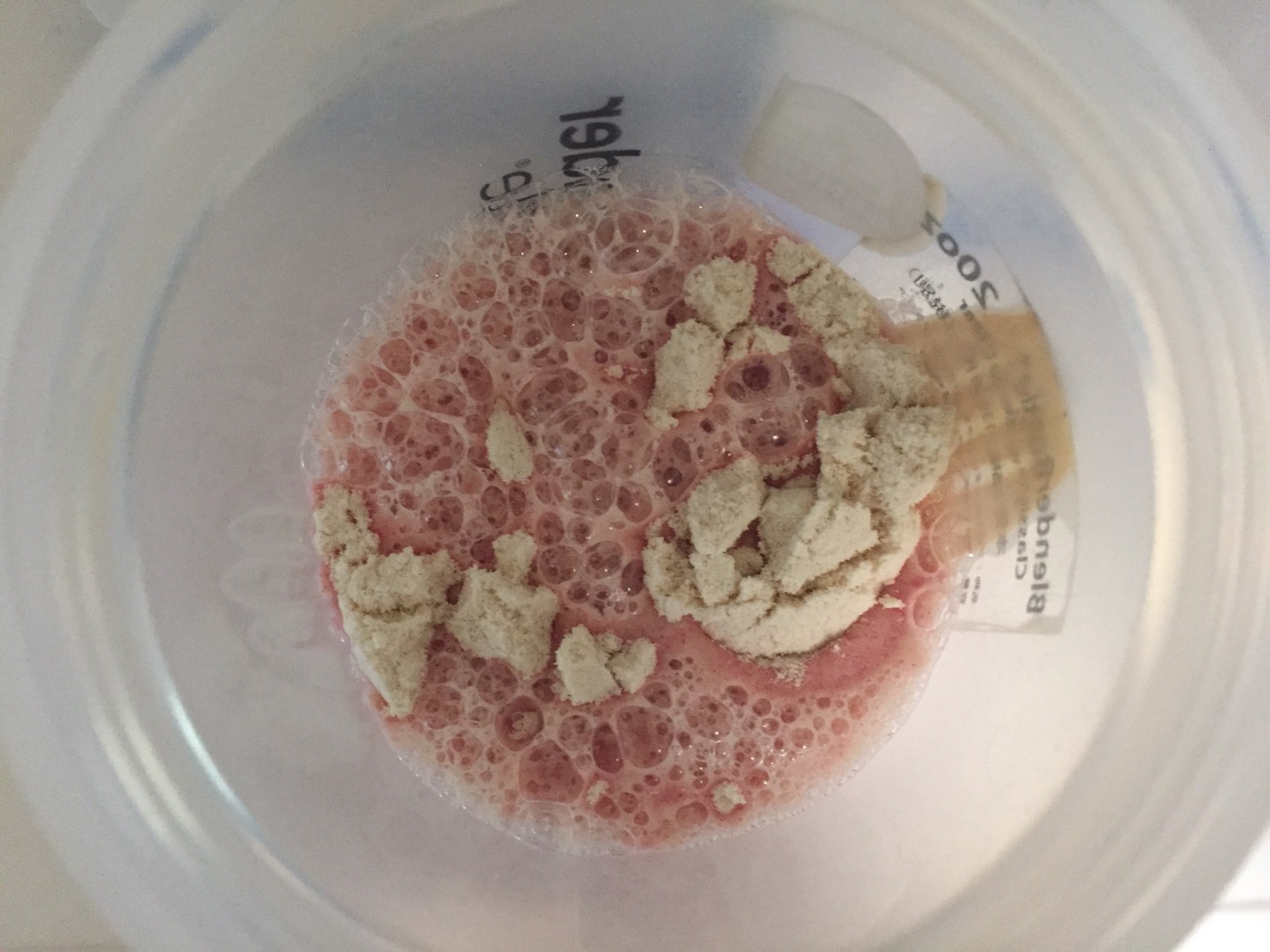Strawberry Stevia Flavour(ストロベリーステビア味)に水を注いだ直後の様子