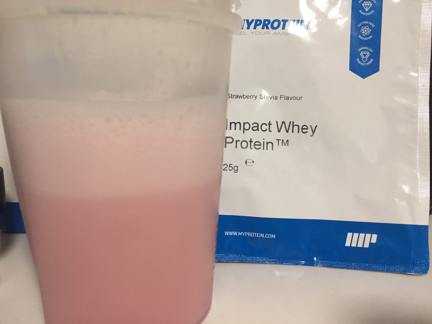 Strawberry Stevia Flavour(ストロベリーステビア味)を横から撮影した様子がこちら。
