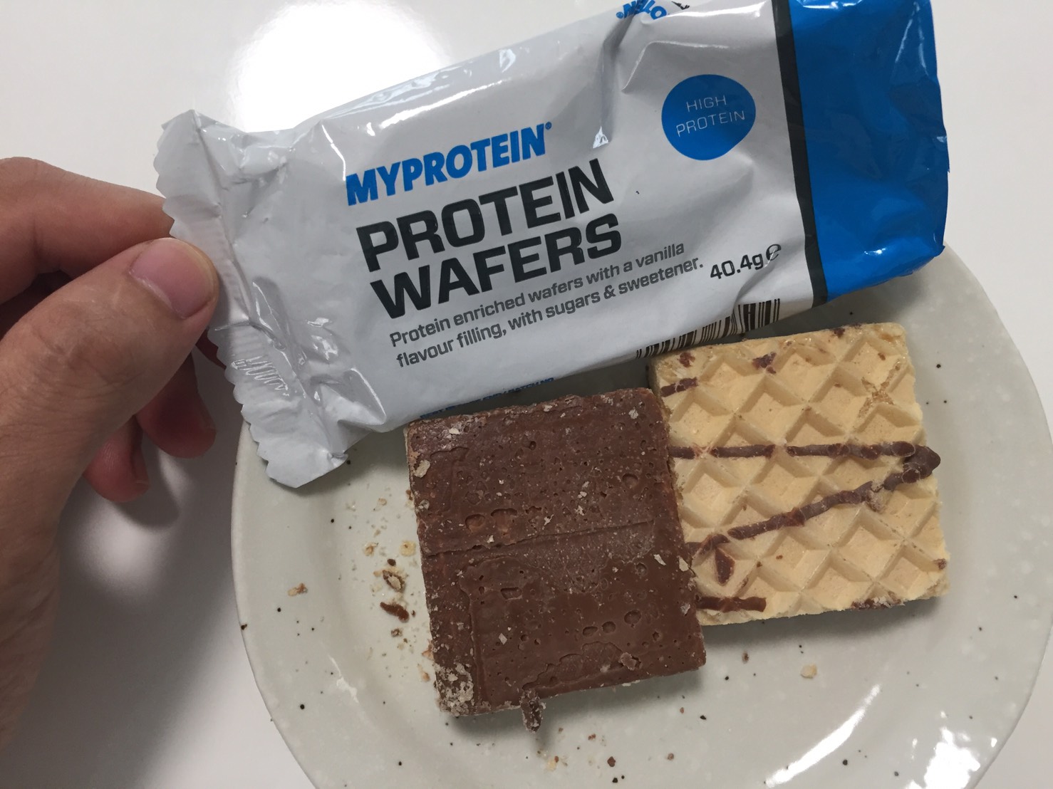 プロテインウエハース(PROTEIN WAFERS)「VANILLA FLAVOUR(バニラ味)」を開封した様子