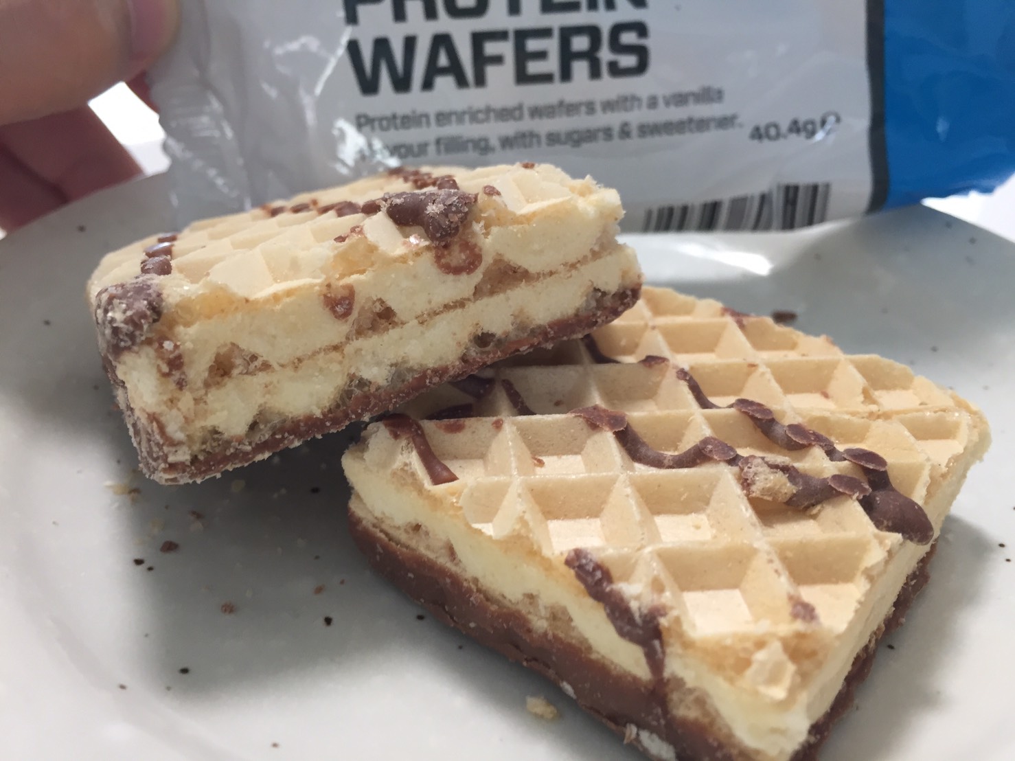 プロテインウエハース(PROTEIN WAFERS)「VANILLA FLAVOUR(バニラ味)」の断面の様子
