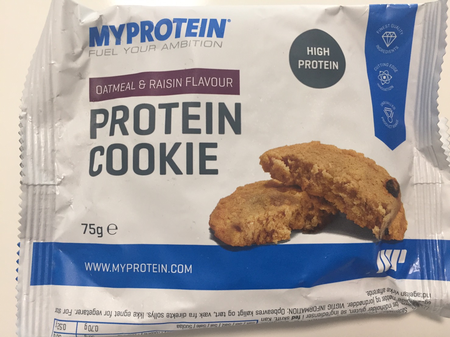 プロテインクッキー「OATMEAL&RAISIN FLAVOUR(オートミール&レーズン味)」の成分表