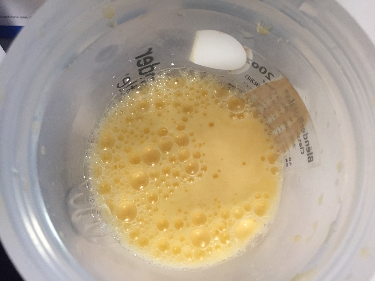 L-グルタミン「PEACH&MANGO FLAVOUR(ピーチ&マンゴー味)」をシェイクした様子