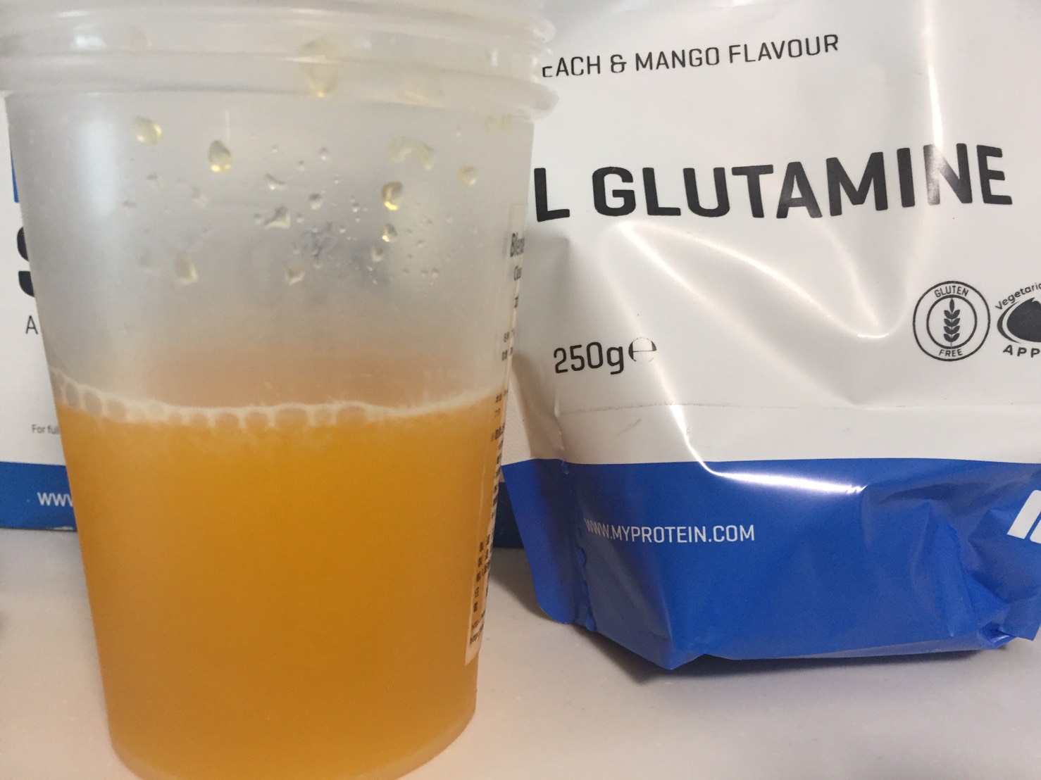 L-グルタミン「PEACH&MANGO FLAVOUR(ピーチ&マンゴー味)」を横から撮影した様子