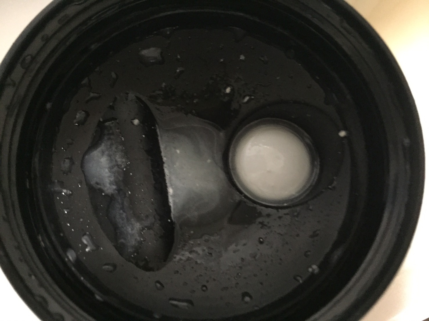 THEWHEY「VANILLA CREAM FALVOUR(バニラ味)」を溶かした蓋側の様子