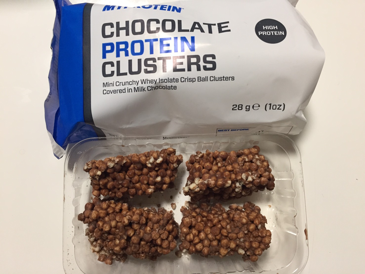 チョコレート プロテイン クラスターを開封した様子