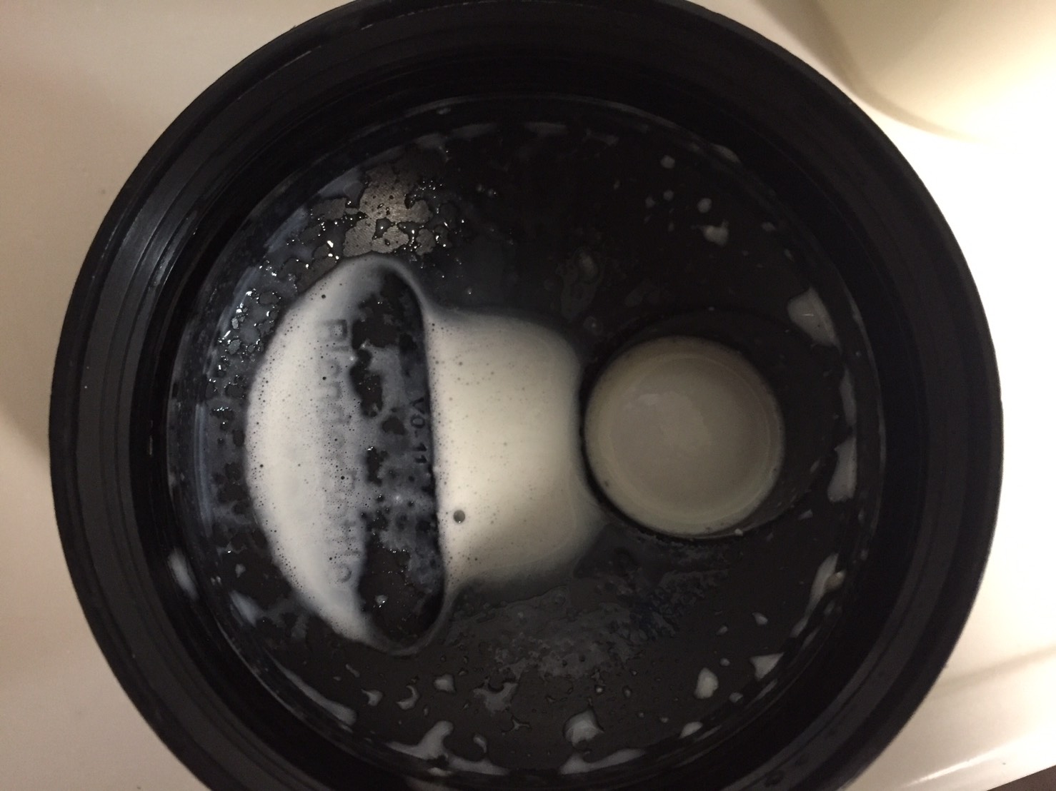 THEWHEY「VANILLA CREAM FALVOUR(バニラクリーム味)」を溶かした様子。蓋側